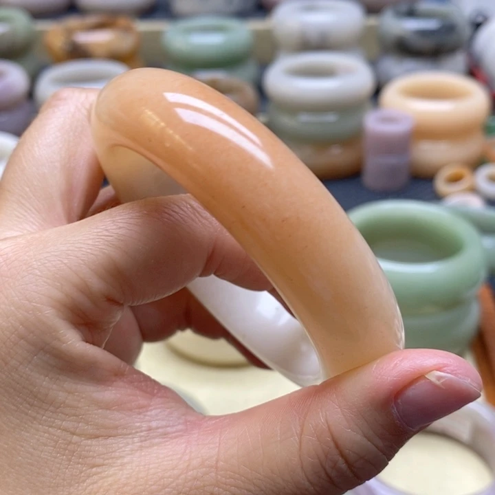 未镶嵌手镯石英岩玉