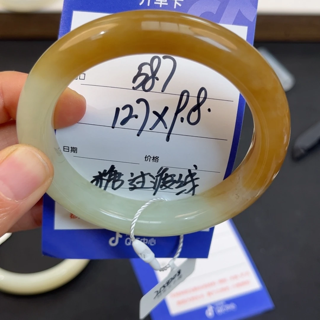 麦***菜和田玉未镶嵌手镯