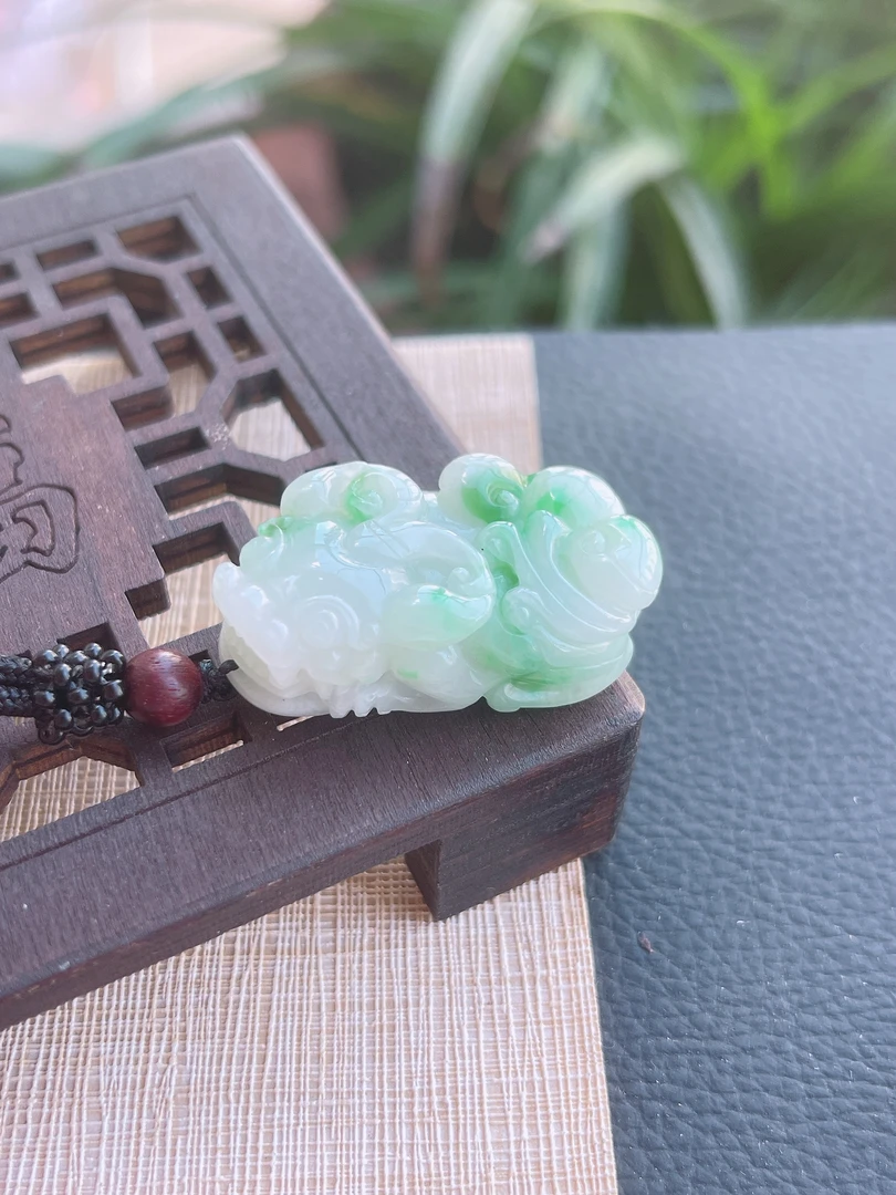 天然缅甸翡翠A货.细腻飘阳绿花纳财貔貅吊坠.尺寸34.5-19.7-11.9