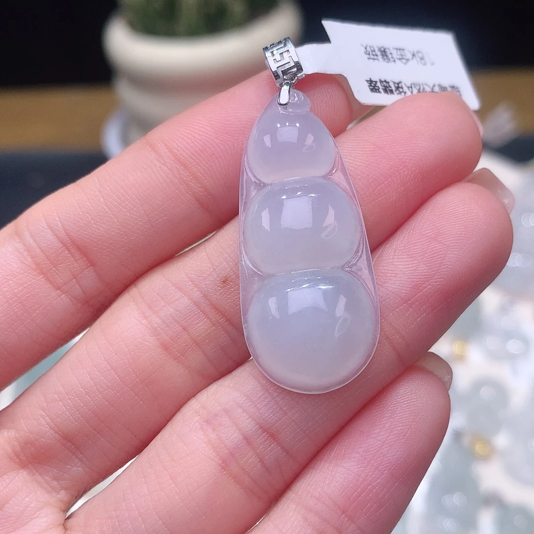 颈饰18K金镶嵌翡翠白底福豆