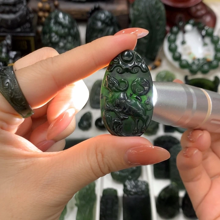 蛇纹石玉未镶嵌颈饰