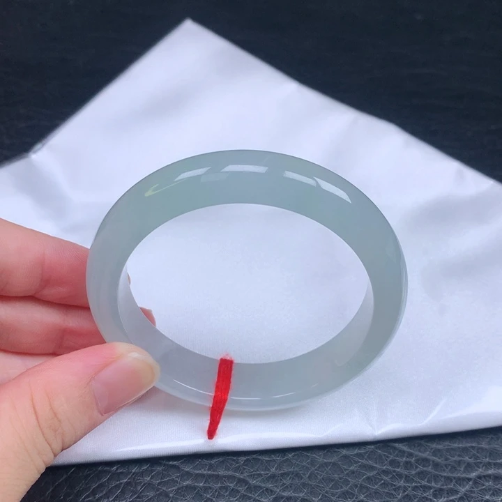 翡翠手镯未镶嵌。