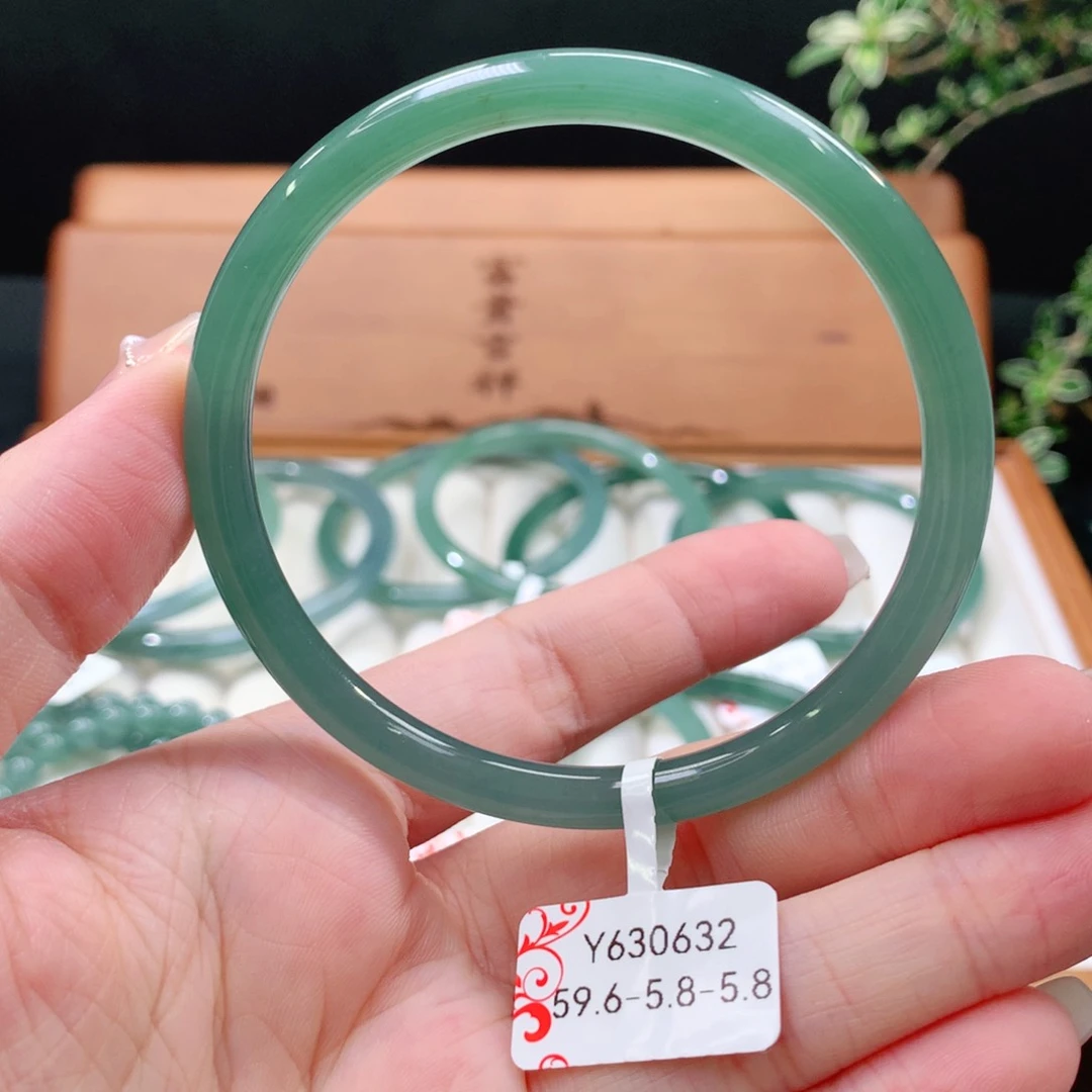 翡翠手镯未镶嵌天然