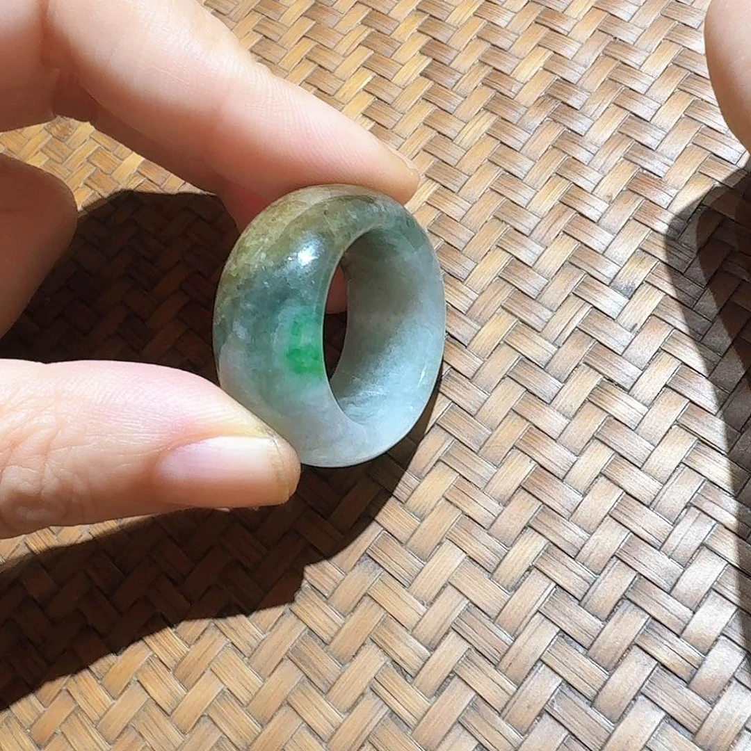 未镶嵌戒指翡翠个性十足