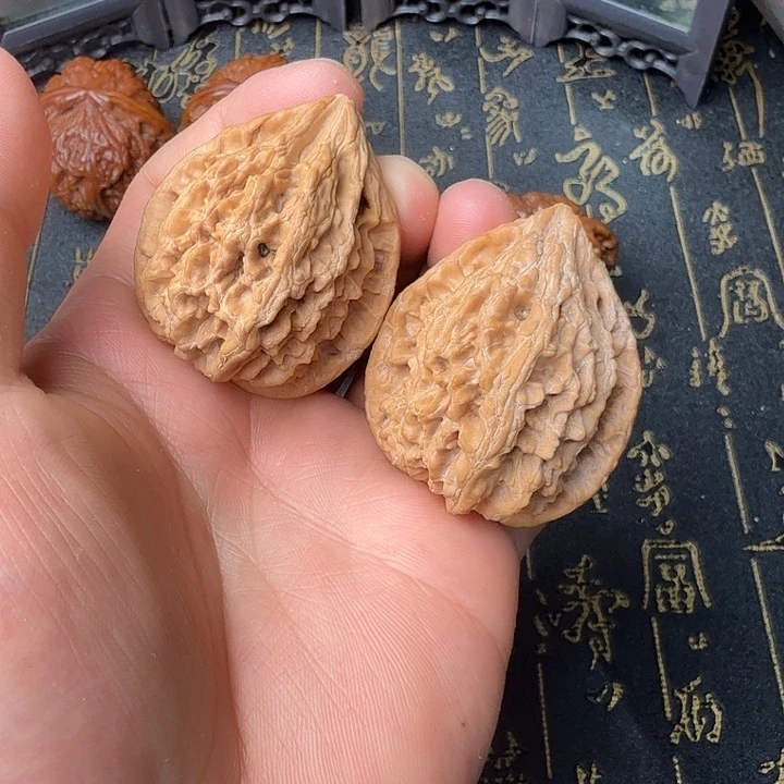 文玩核桃吊坠十三陵鸡心40