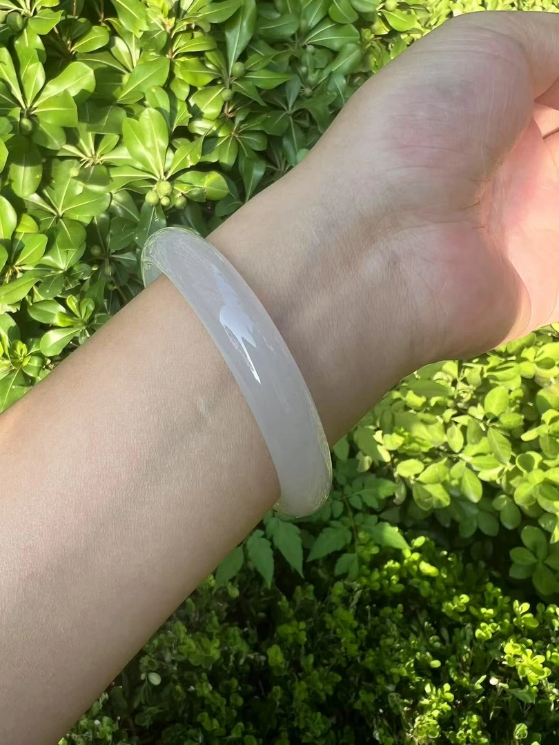 白月光天然玛瑙手镯有玛瑙纹