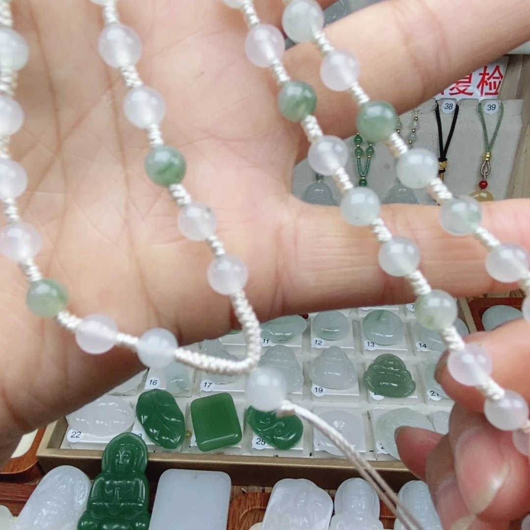 张***姐石英质玉（非洲翠）未镶嵌颈饰