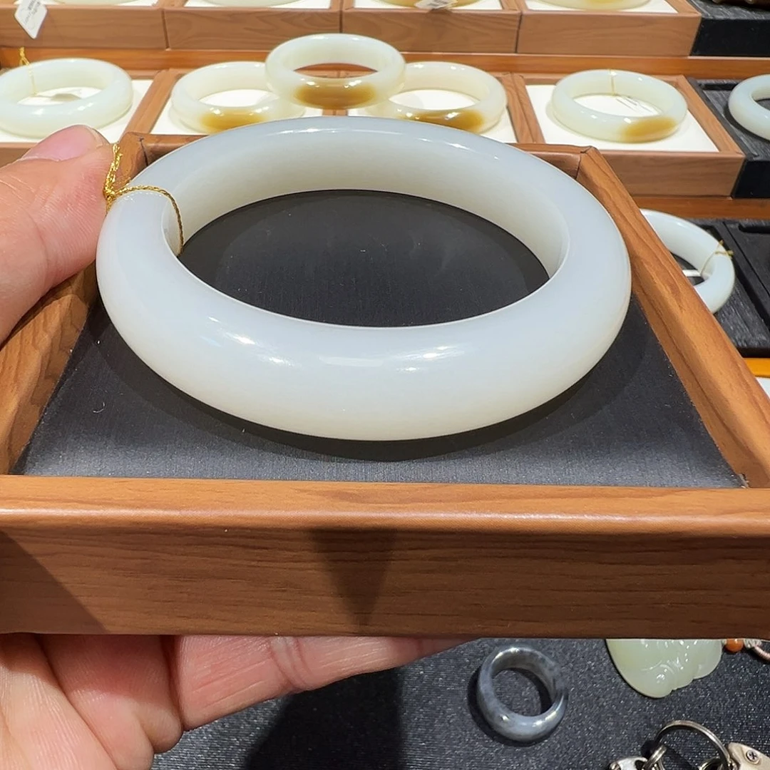 和田玉未镶嵌手镯