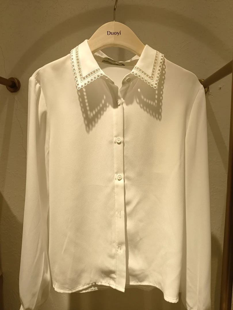 衬衣，此款衬衣面料:聚酯纤维100%，上身垂直感好，不容易简单大气。