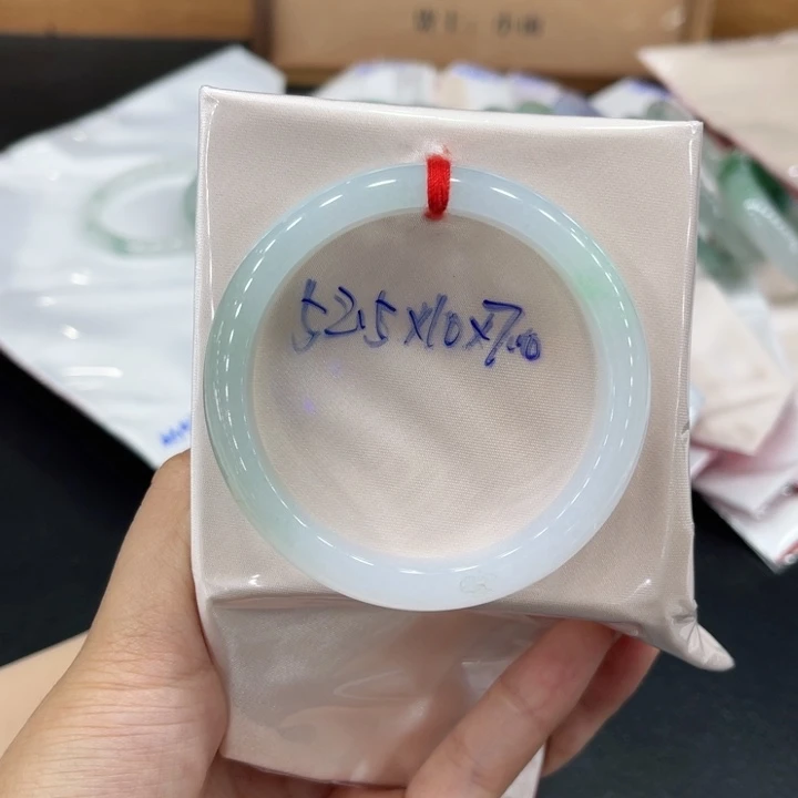 翡翠手镯未镶嵌喜***?翡翠