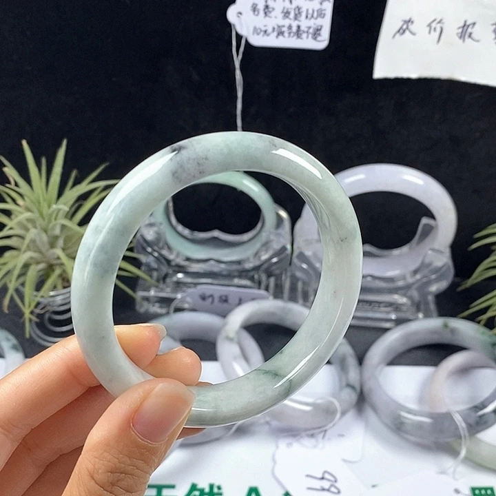 翡翠未镶嵌手镯56号。 57.5圈