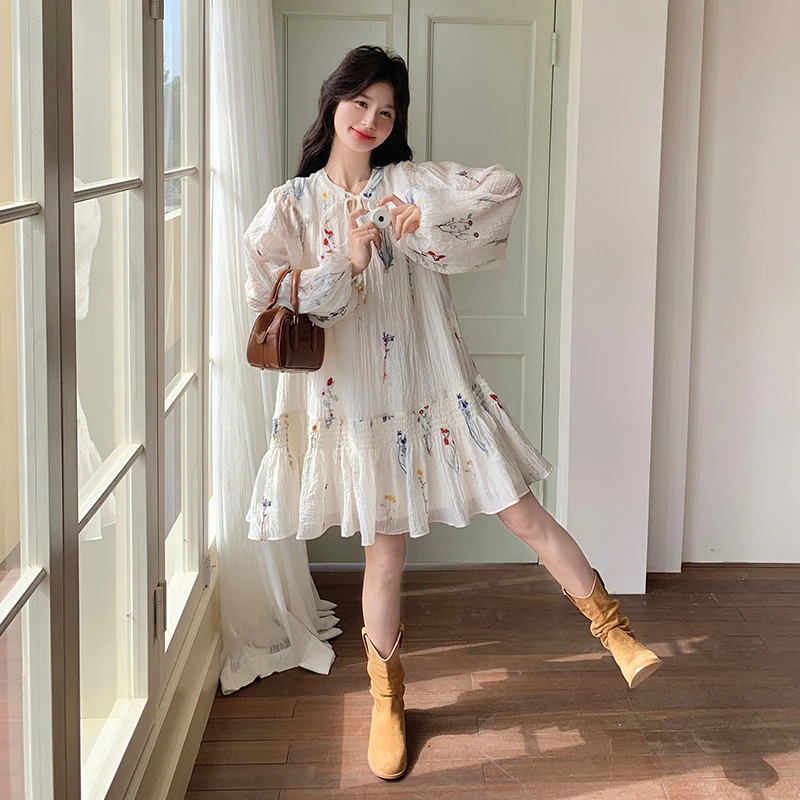 拼色刺绣连衣裙女春天2025新款法式小香风文艺范百搭流行小个子裙