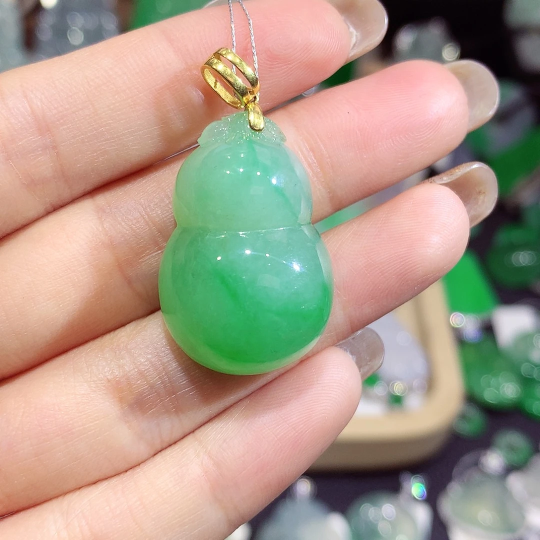 翡翠18K金镶嵌颈饰葫芦