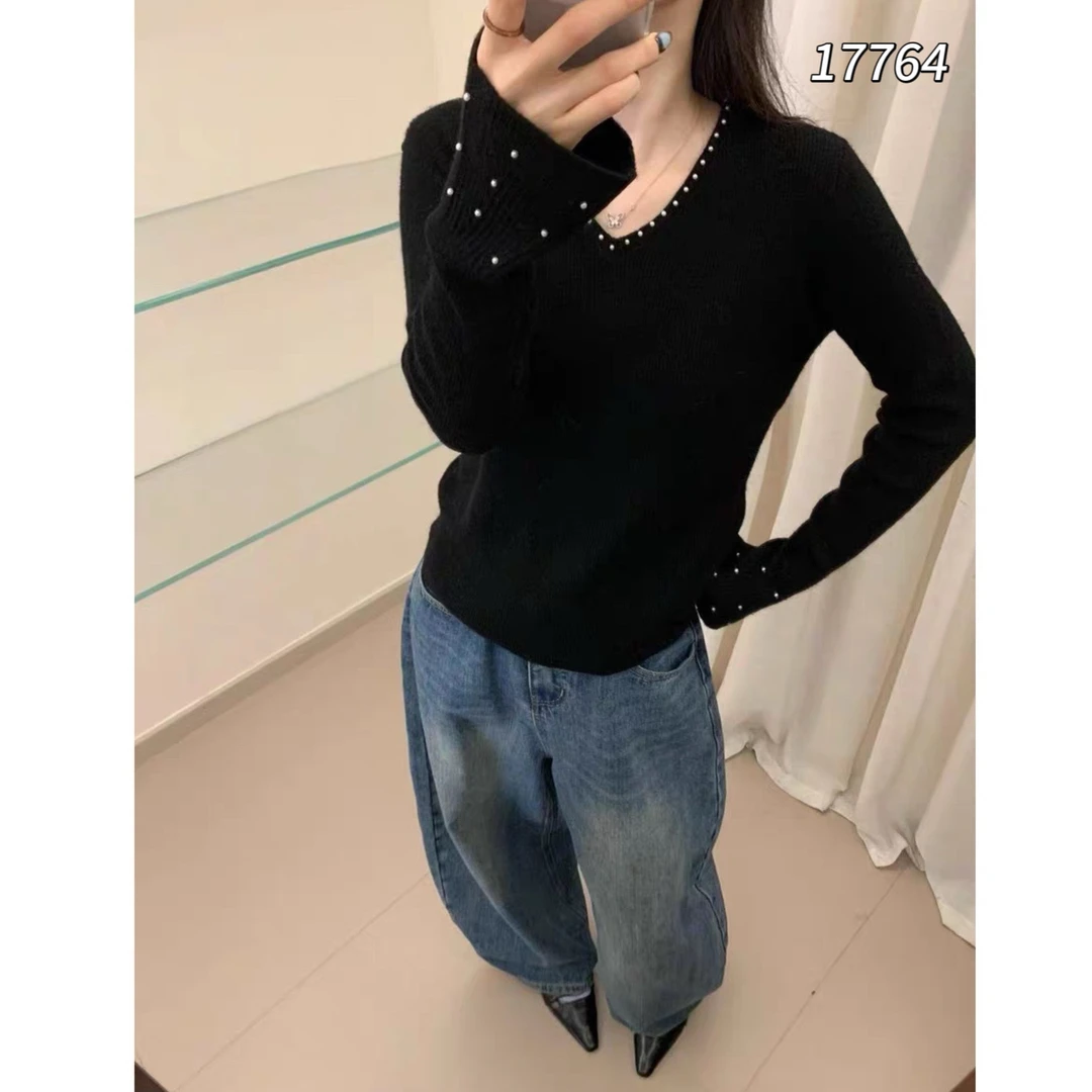 17764 CHUXUN（部无水洗唛介意慎拍)鸡心领领口钉珠针织衫