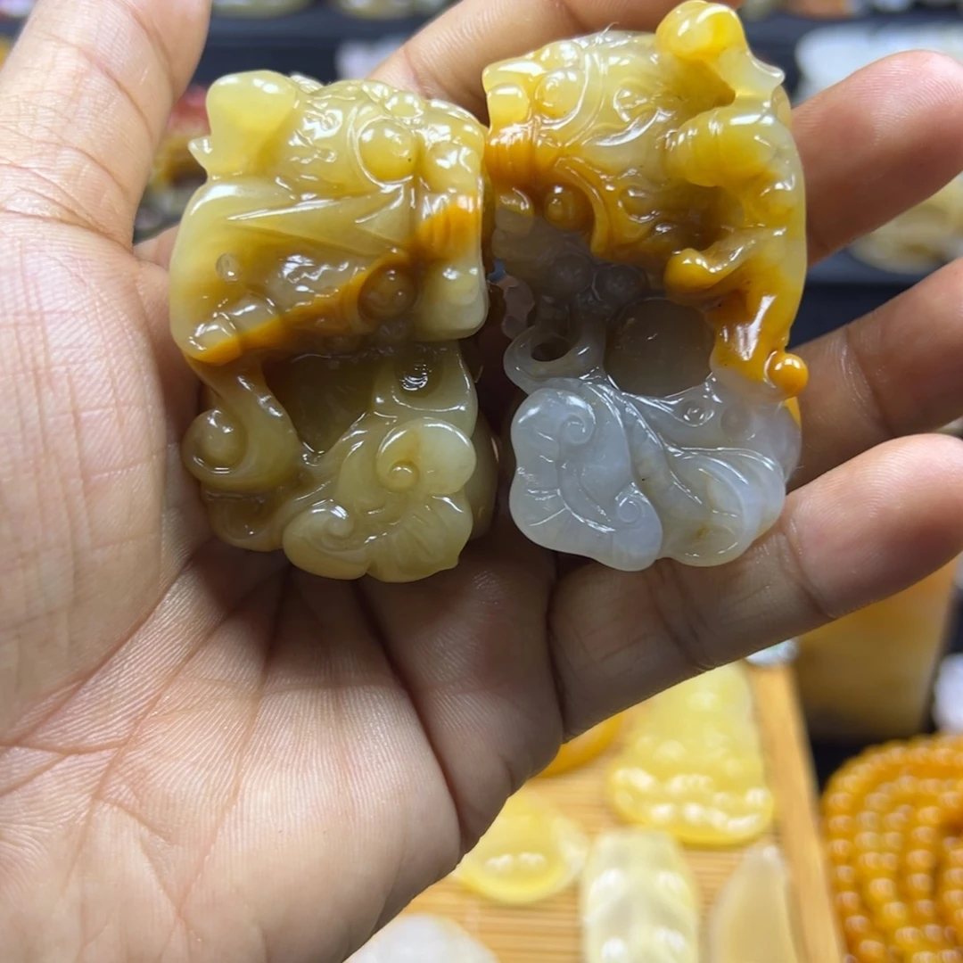 未镶嵌石英质玉（黄龙玉）手把件