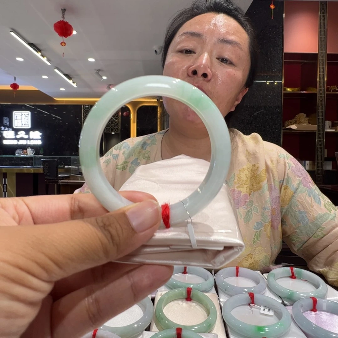 老***）翡翠手镯未镶嵌飘绿福利，不退不换