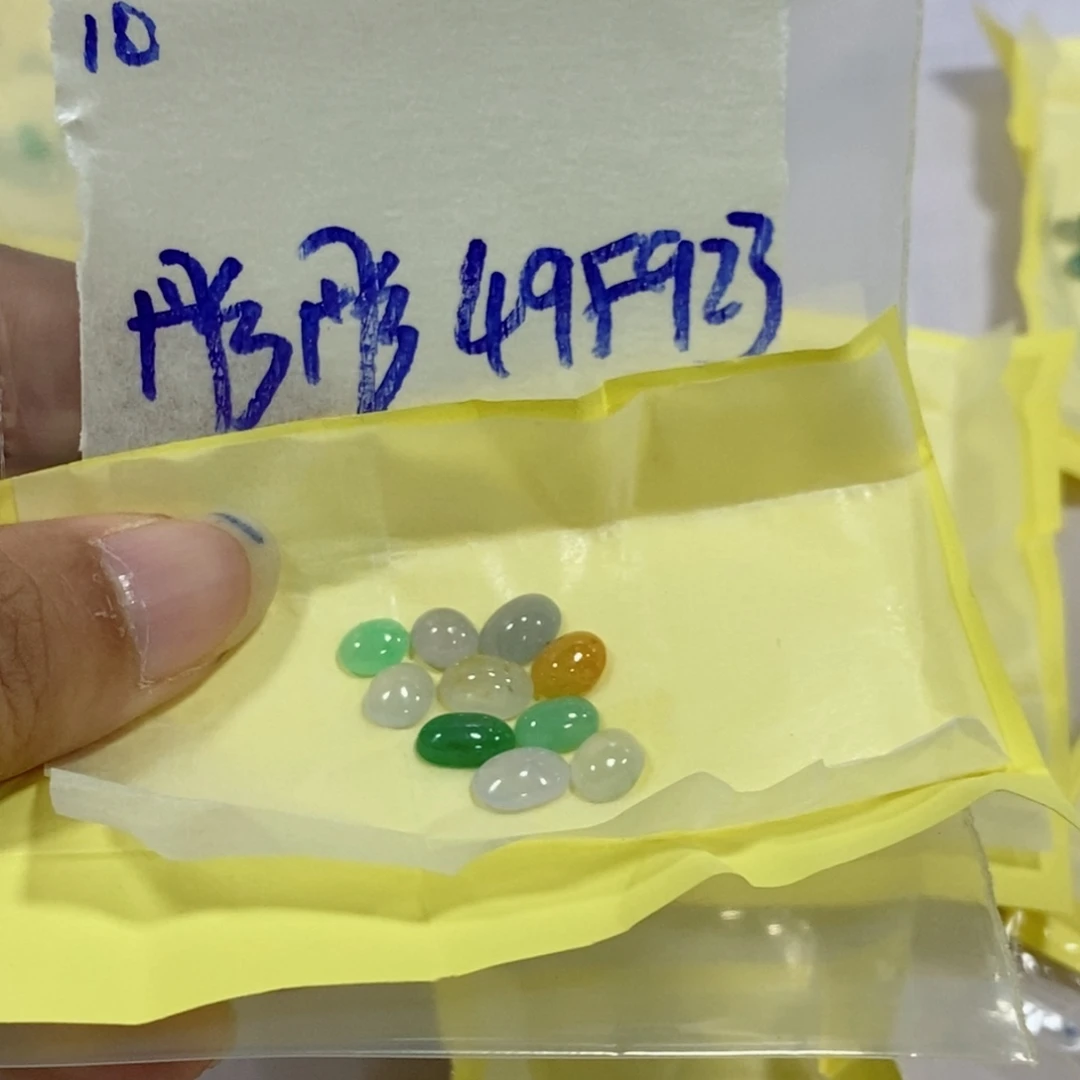 彤***奶未镶嵌定制翡翠不