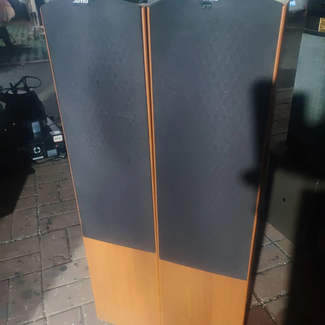 8新  尊落地箱一对，成色如图，不包邮费，不支持七天无理由退货