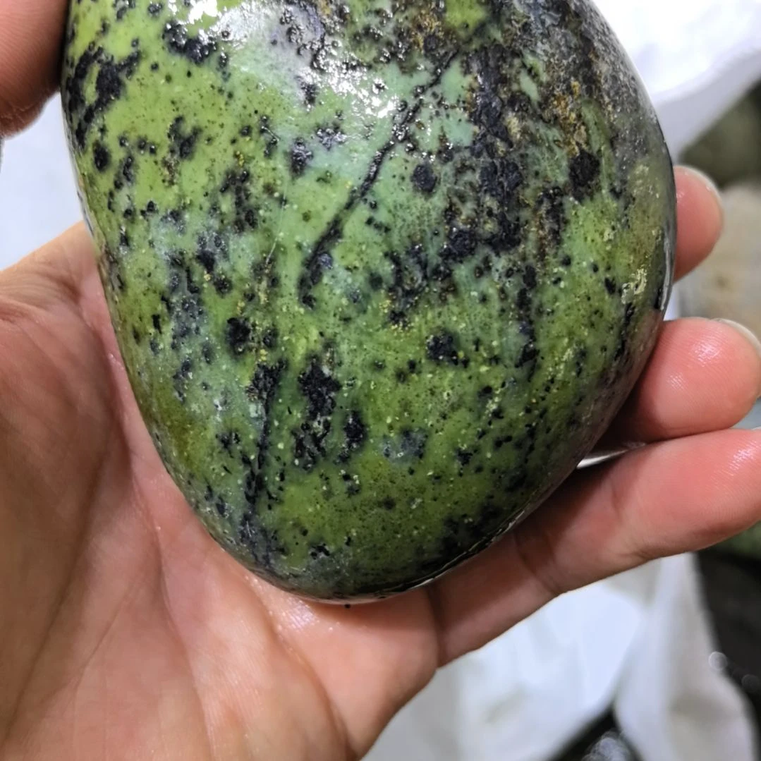 用***3有机玻璃藏玉药王石原石手把件一个