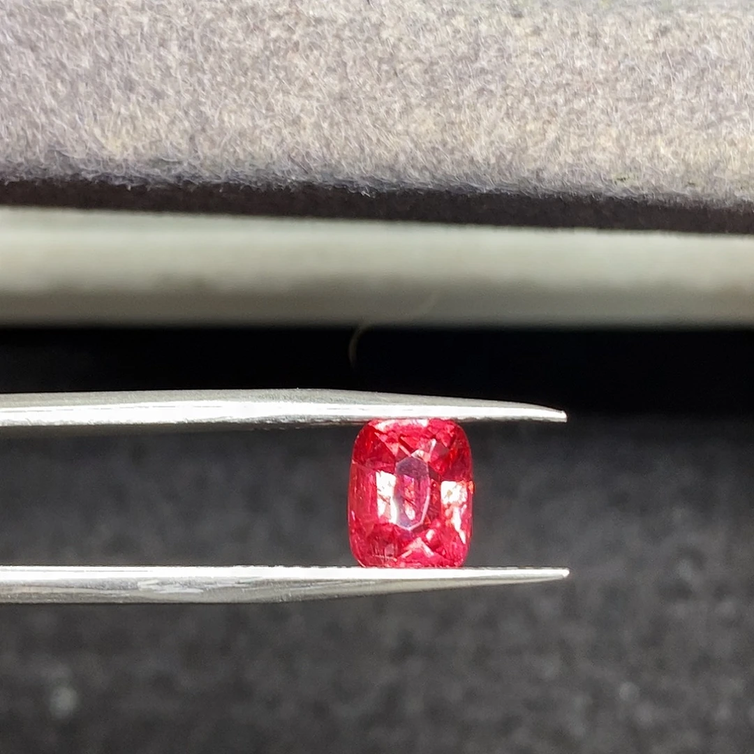 尖晶石裸石2.17克拉天然玻璃体满火彩满荧光莲花色马亨盖