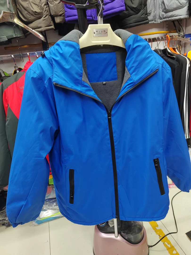 最后一个，不计成本，男女均可穿，冲锋衣，是那种布料轻柔的