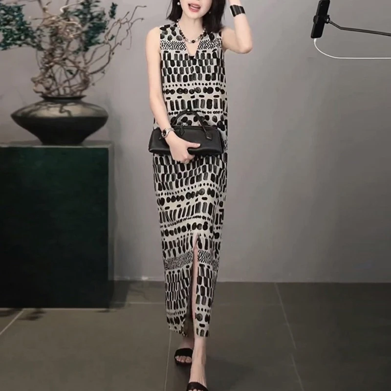 2025年法式高级感时尚潮流新款日常休闲显气质百搭女装无袖连衣裙