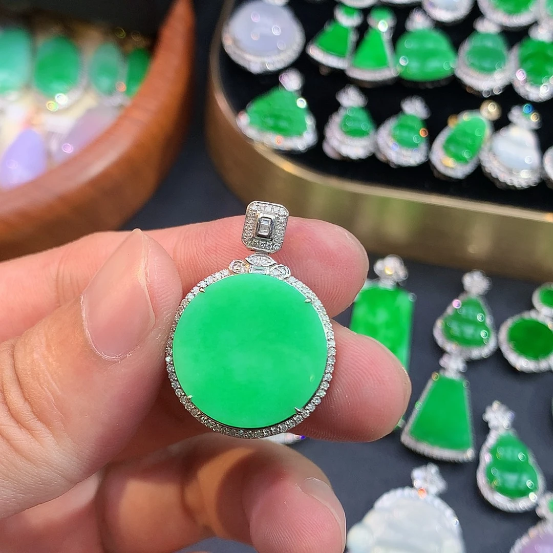 翡翠18K金镶嵌颈饰