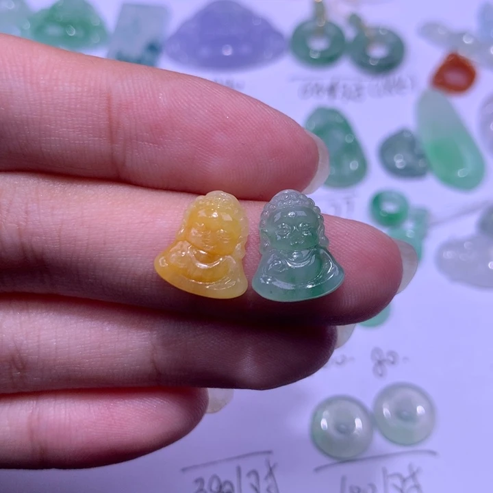 翡翠未镶嵌颈饰一对