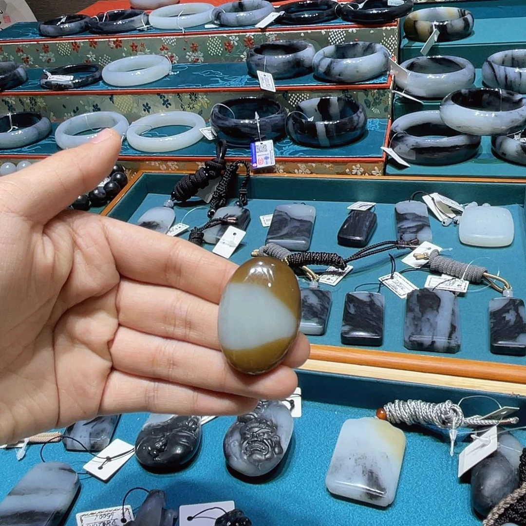 颈饰未镶嵌和田玉（子料）