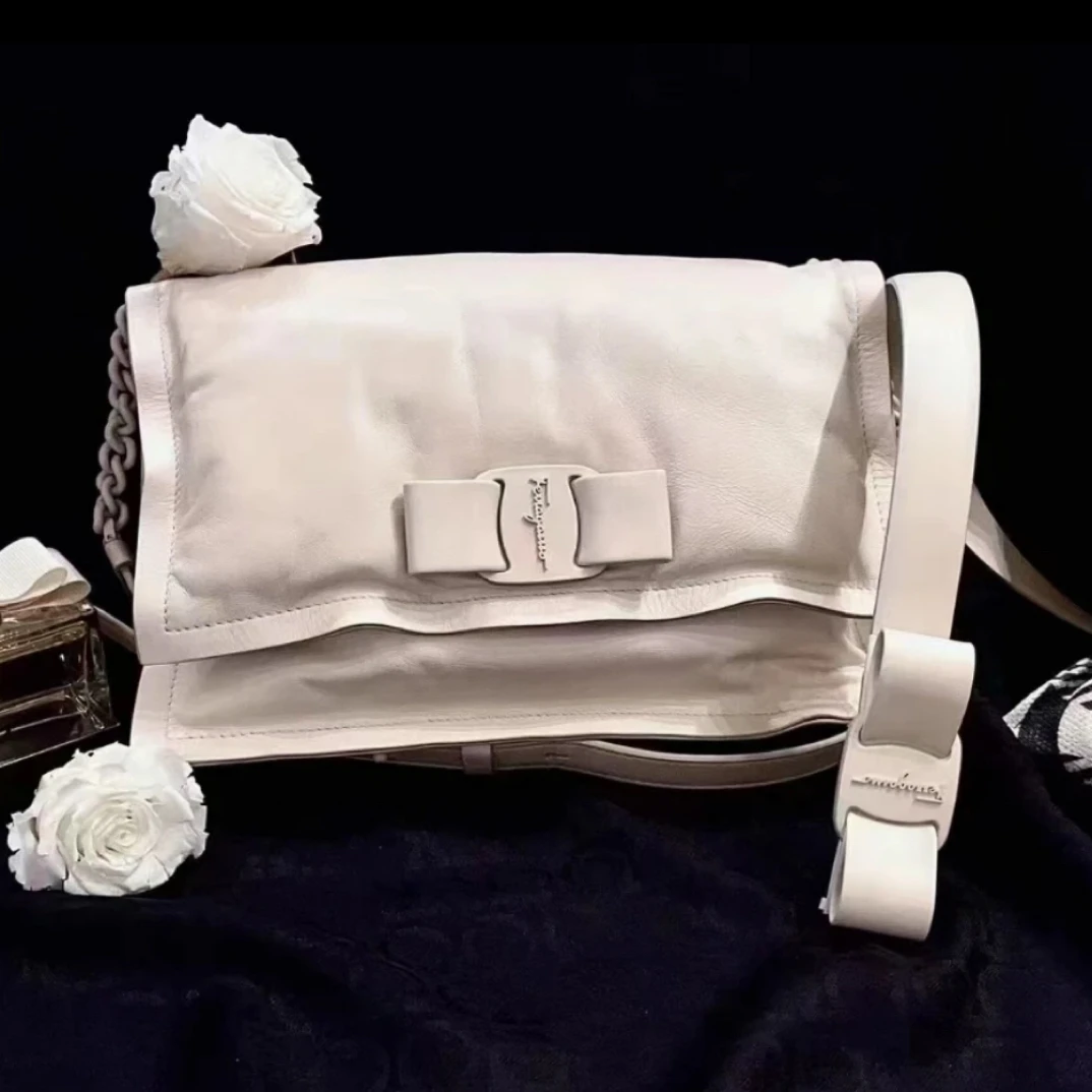 95新 FERRAGAMO/菲拉格慕 菲拉格慕枕头包白色 25080096-04