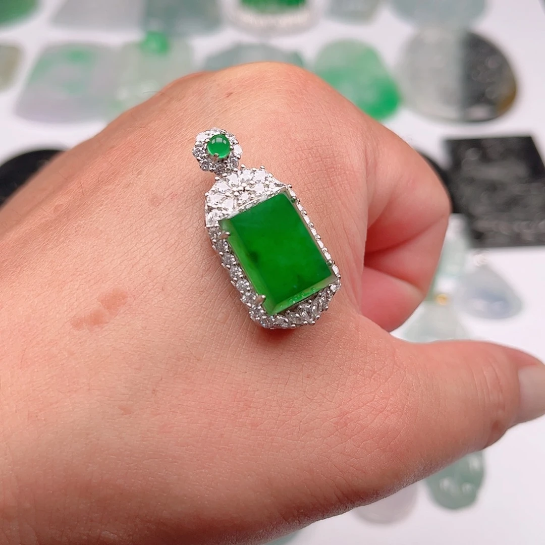 颈饰银S925镶嵌翡翠平安无事