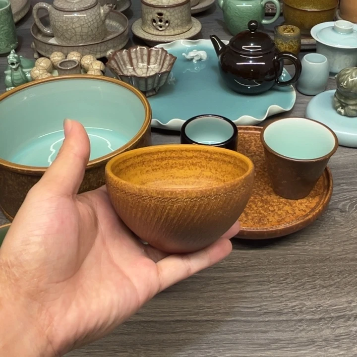 黄灿  拙朴 手捧杯