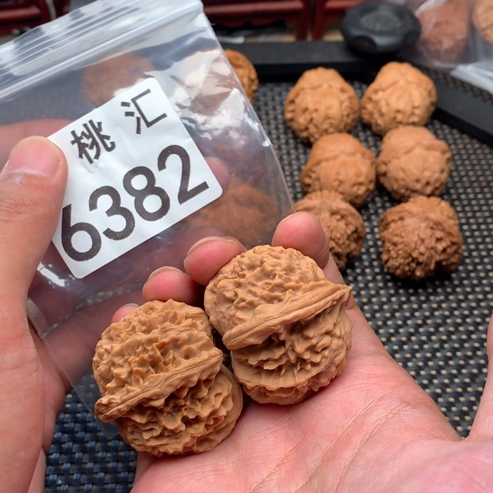 文玩核桃吊坠皇冠