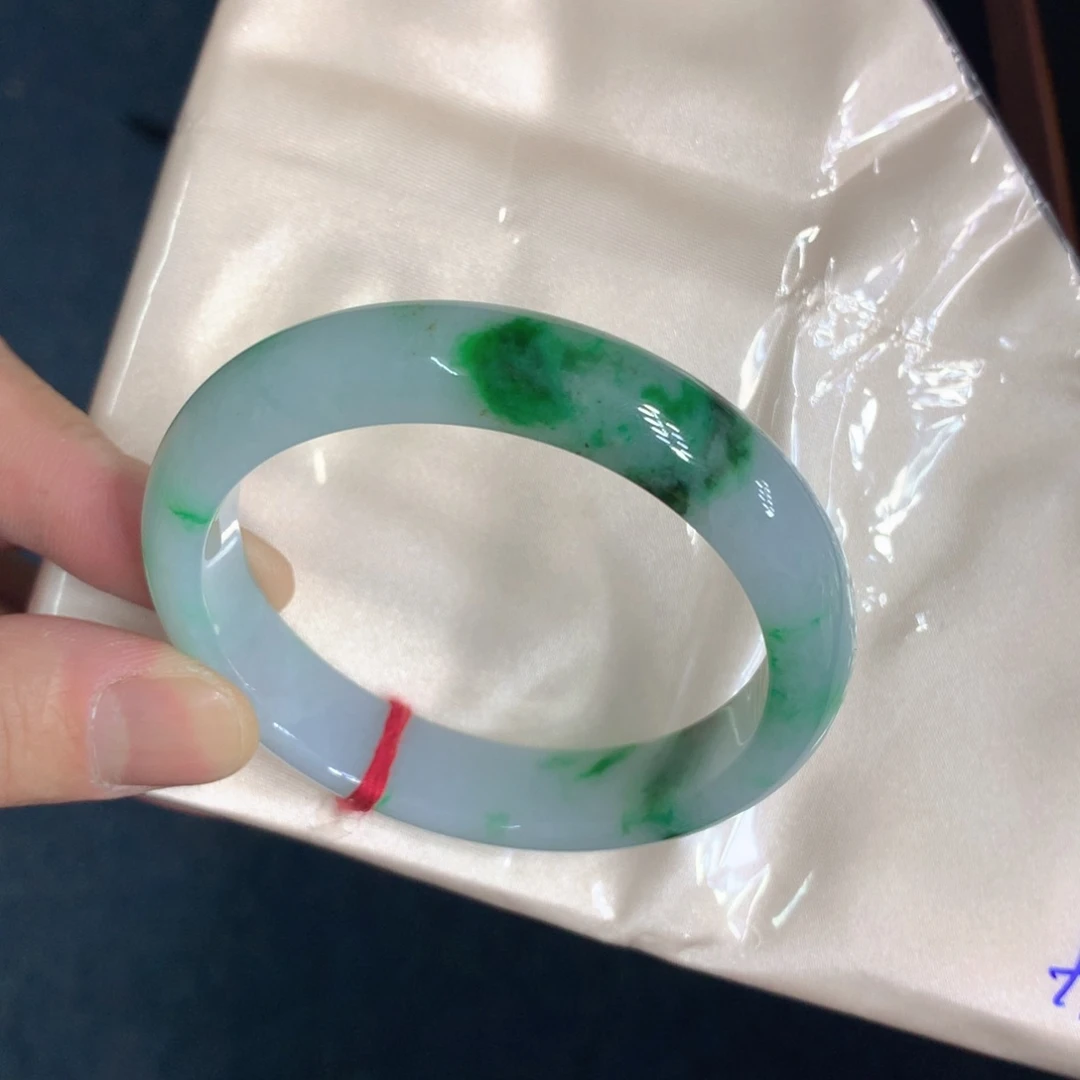 翡翠手镯未镶嵌翡翠