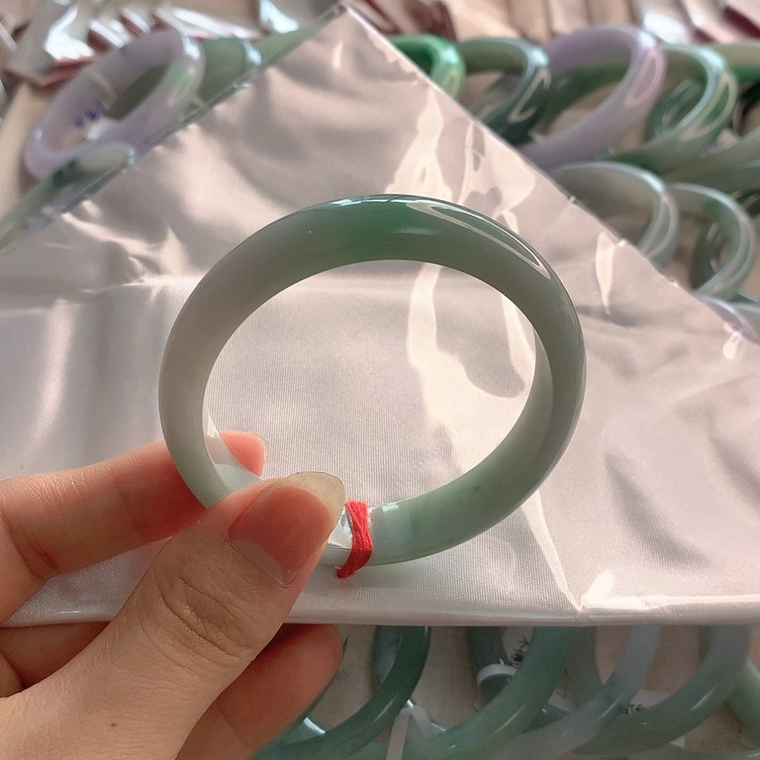 翡翠手镯未镶嵌细腻底带色54