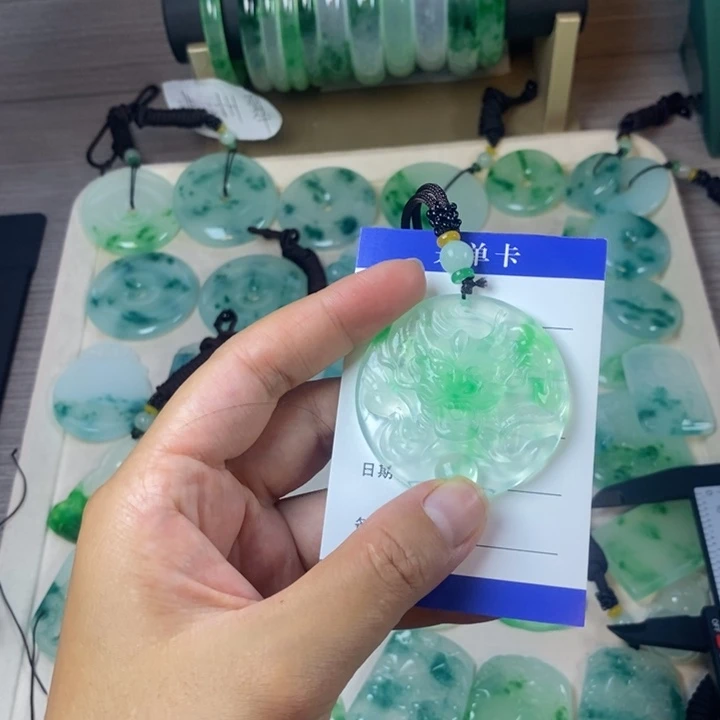 小***学翡翠未镶嵌颈饰龙牌