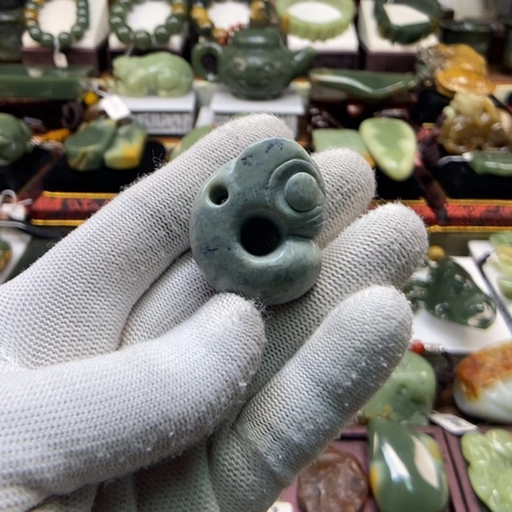 颈饰未镶嵌岫岩老玉（透闪石质玉）