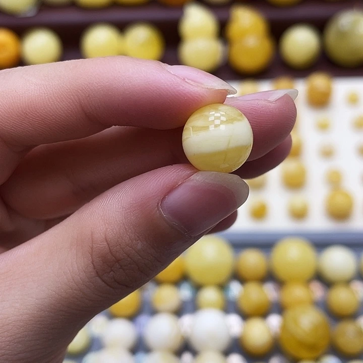 琥珀未镶嵌裸石11.9mm 瑕 402