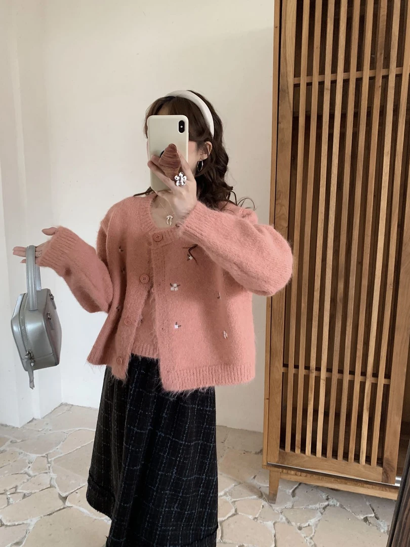 8815甜美绣花吊带针织开衫秋冬俩件套上衣毛衣女