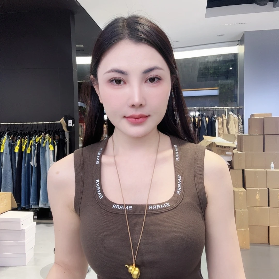 独家定制黑色美背字母的新款
