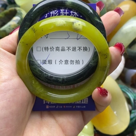 蛇纹石玉手镯未镶嵌