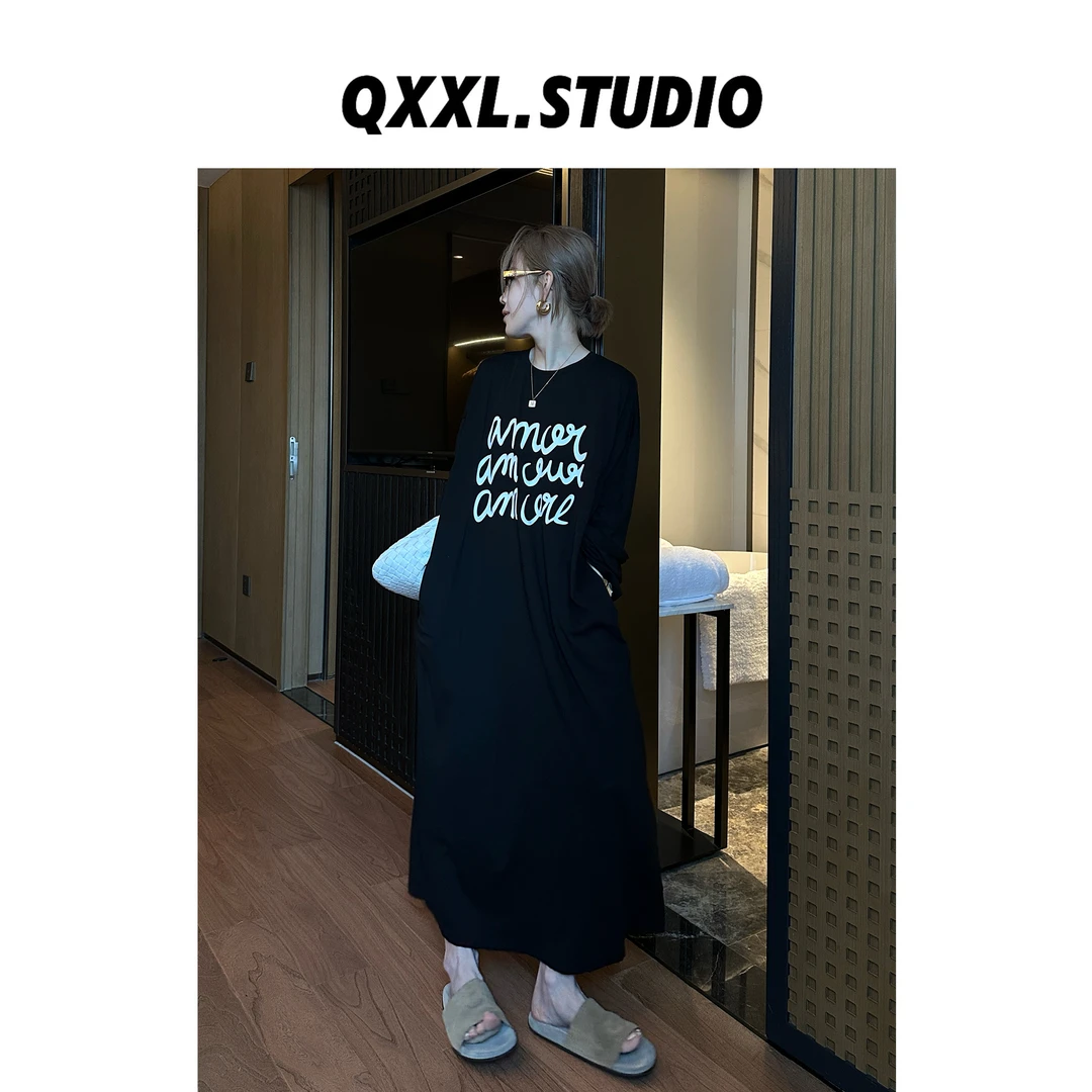 邱小小丽呀 字母印花圆领长袖连衣裙宽松休闲慵懒松弛感长裙