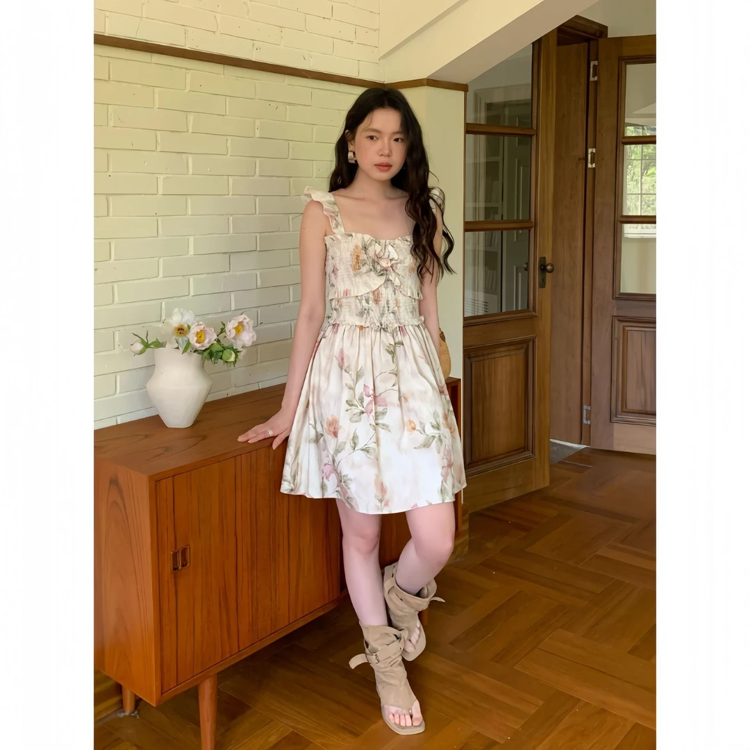 05.05NEW OPEN 25夏新修身法式浪漫茶歇绝美减龄褶皱方领连衣裙