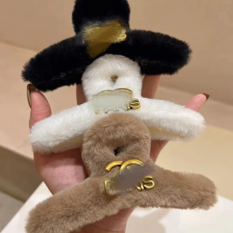 秋冬上新黑色毛绒抓夹大号毛绒抓夹后脑勺鲨鱼夹/CC