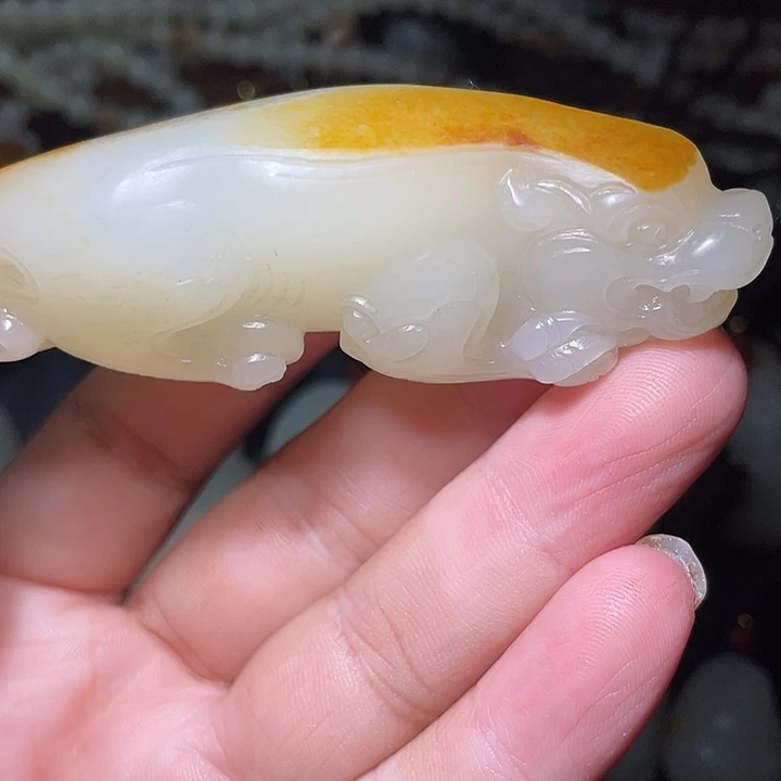 在***上和田玉（糖玉）未镶嵌颈饰