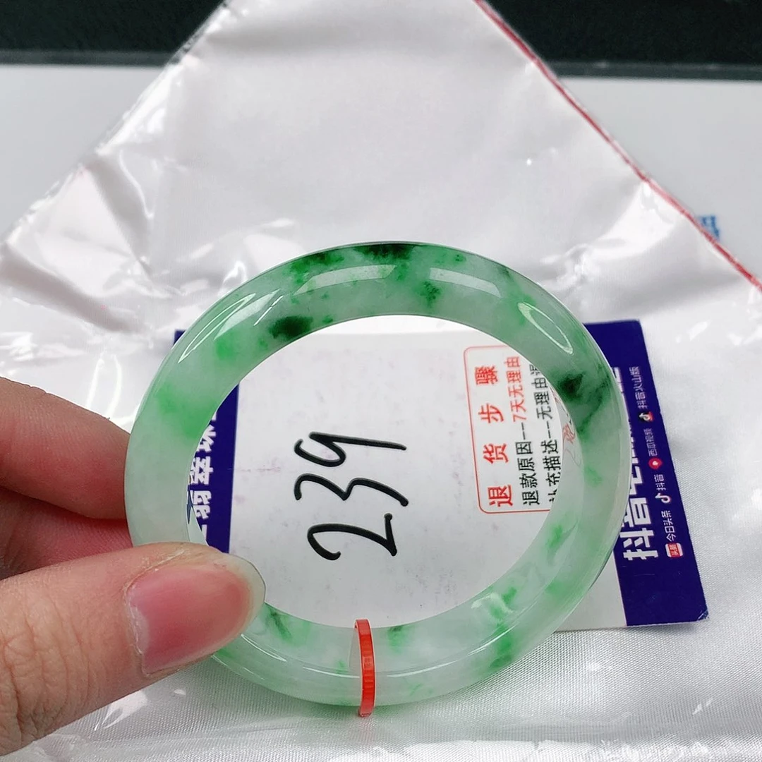 翡翠手镯未镶嵌翡翠