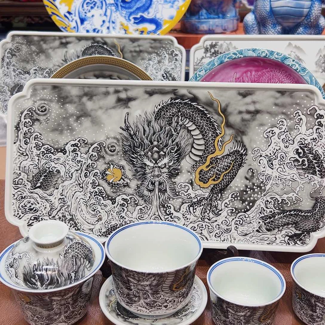 摆件景德镇陶瓷艺术展在上海举办期间