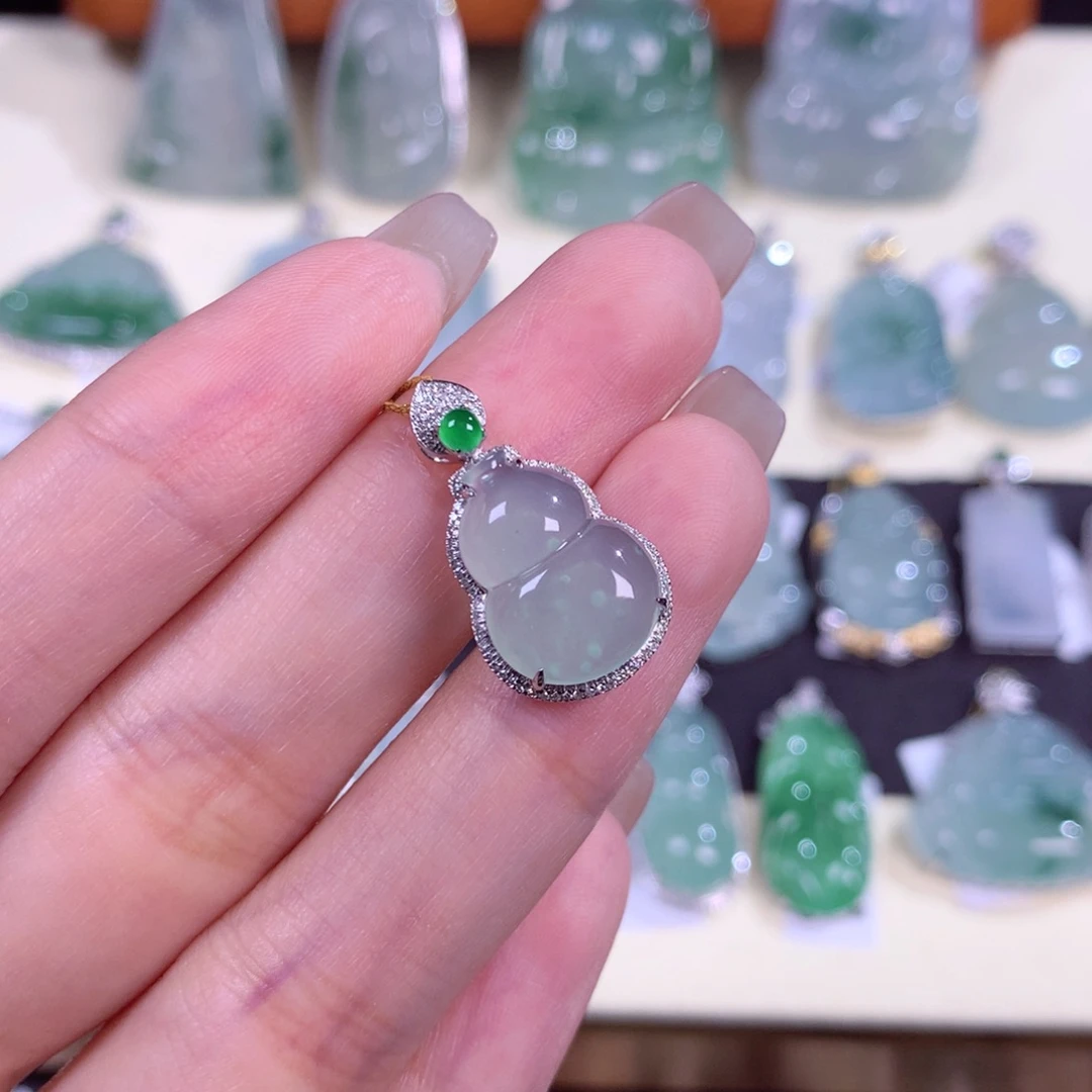 翡翠颈饰18K金镶嵌肖*大葫芦