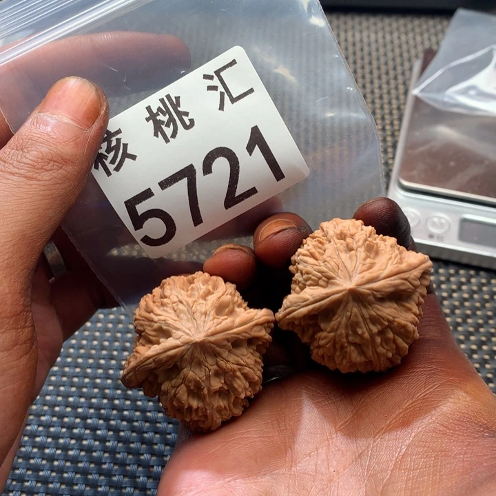 文玩核桃吊坠窝峰顶