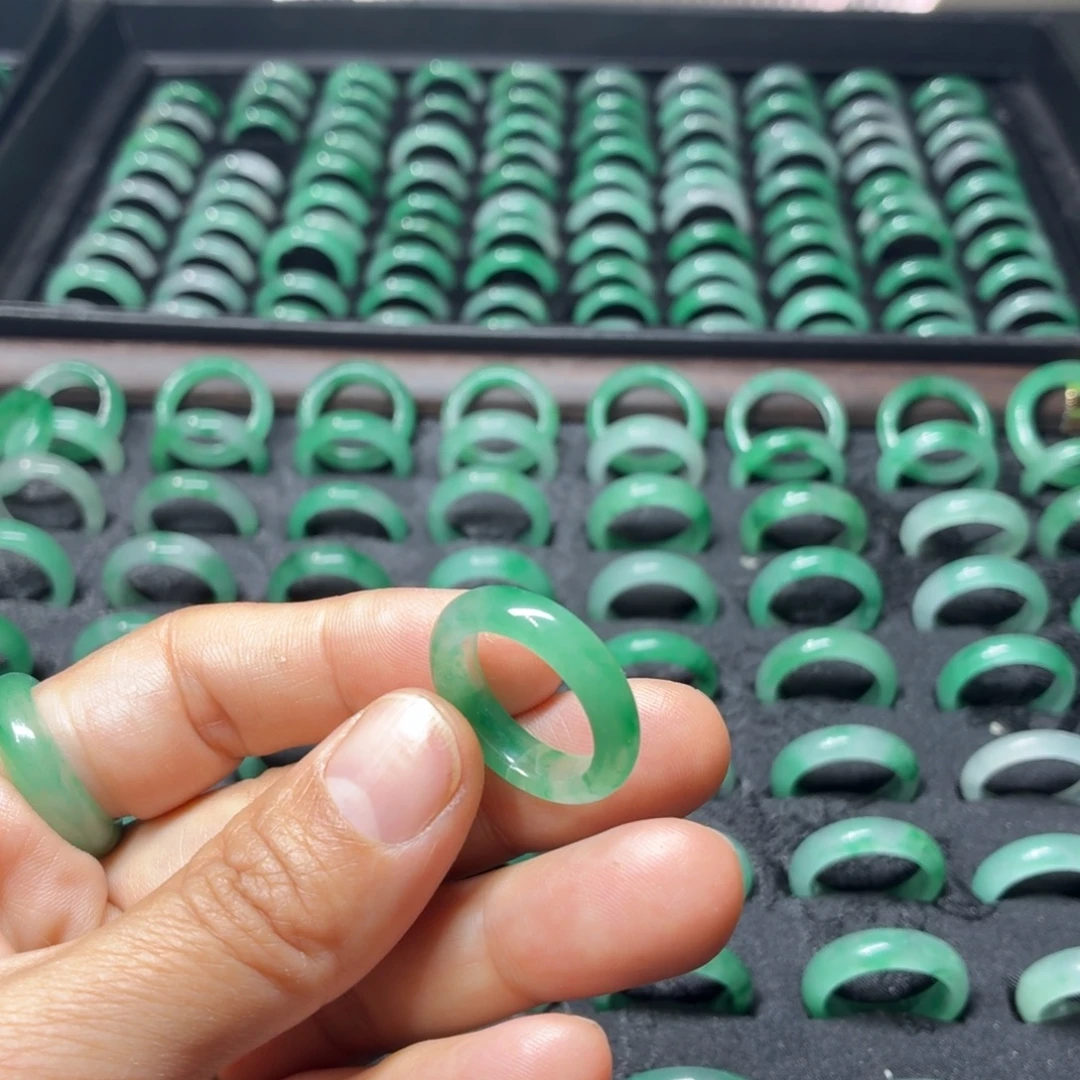 石英质玉（非洲翠）未镶嵌港码15号有瑕